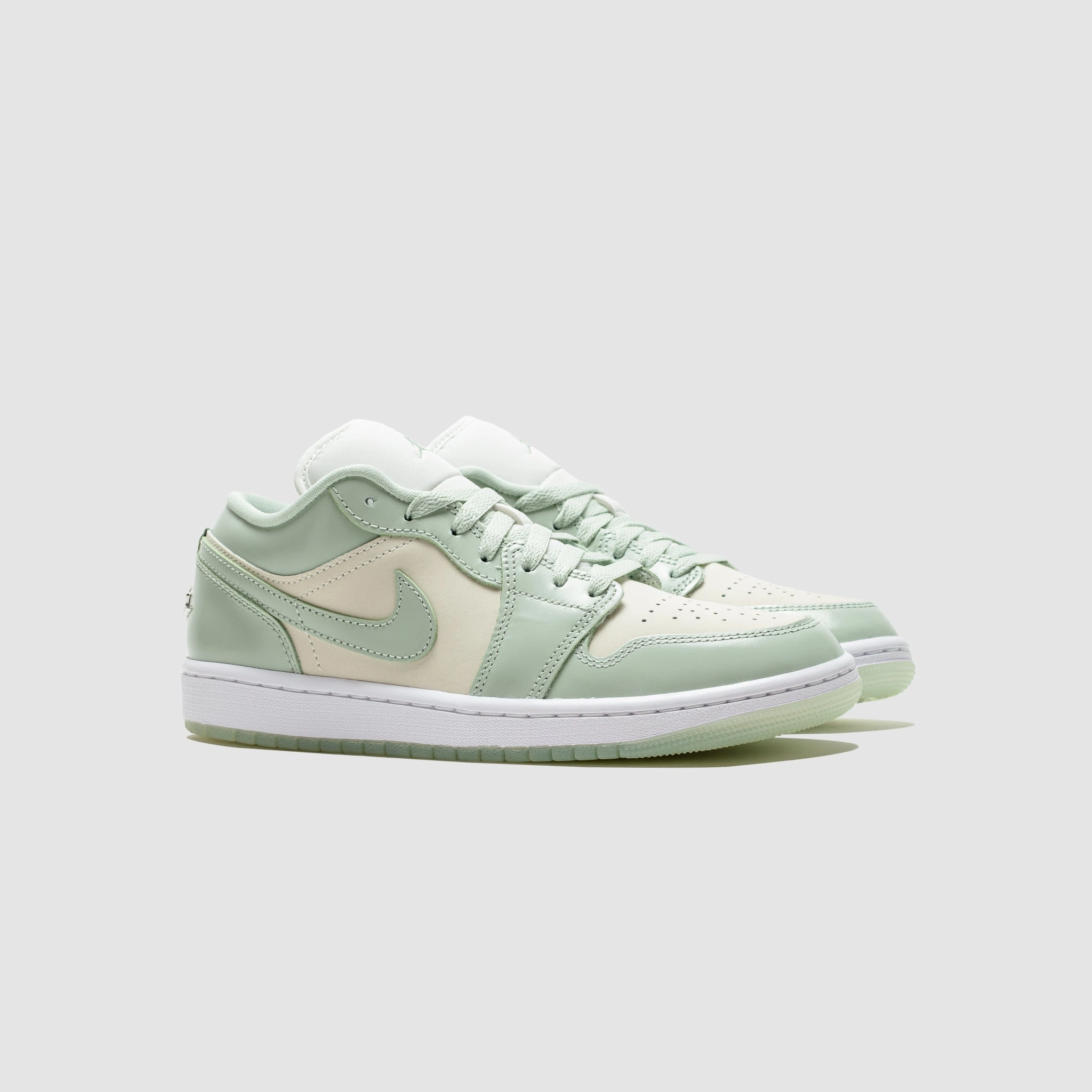 WMNS AIR JORDAN 1 LOW SE "SEAFOAM"